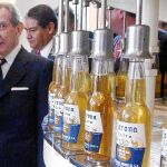 Antonino Fernández, junto a una de las creaciones más emblemáticas de la empresa que dirigía, la cerveza Corona