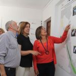 La consejera Milagros Marcos y Ángeles Armisén estudian los planos de la obra