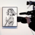 La muestra nos permite conocer las fotografías en color de Xavier Miserachs o algunos de sus más célebres retratos, como el mítico que protagonizó la actriz y modelo Teresa Gimpera como icono de la «Gauche Divine»