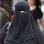 «Está escrito que había mujeres [con Burka] que lo llevaban todo el tiempo y fueron bendecidas con mucha santidad», dicen