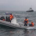 Miembros de emergencias buscan los restos del avión siniestrado en el Mar Muerto.