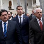 Juan Guaidó, junto al vicepresidente de la Asamblea Nacional, Edgar Zambrano, detenido hoy, y Omar Barboza, que fuera presidente de dicha institución, en una imagen de archivo. (AP)