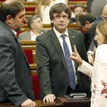 El presidente de la Generalitat, Carles Puigdemont, el vicepresidente y conseller de Economía, Oriol Junqueras (i), y el conseller de Asuntos y Relaciones Institucionales y Exteriores y Transparencia, Raül Romeva (d), conversan con la presidenta del Parlament, Carme Forcadell