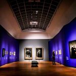 Visitantes observan un cuadro del artista holandés Rembrandt durante la presentación de la exposición “All the Rembrandts” / Efe