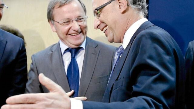 El conseller de Hacienda, Juan Carlos Moragues, ayer con el ministro del ramo, Cristóbal Montoro