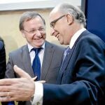 El conseller de Hacienda, Juan Carlos Moragues, ayer con el ministro del ramo, Cristóbal Montoro