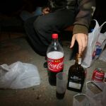 Jóvenes haciendo botellón