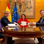 Magdalena Valerio (2d), junto a los secretarios generales de UGT y CCOO y el presidente de CEOE-CEPYME, Antonio Garamendi. EFE/ Rodrigo Jiménez