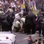 El Papa junto a la policía herida