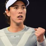 La tenista española Garbiñe Muguruza celebra su victoria ante la francesa Jessika Ponchet al finalizar el partido que enfrentó a ambas en la primera ronda del Abierto de Australia