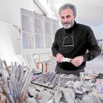 Ricardo Sánchez en su estudio prepara las obras de la muestra «Realidades Transfiguradas»