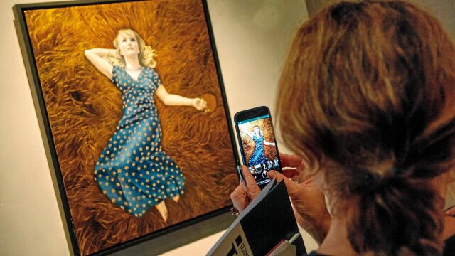 La muestra reúne setenta obras de artistas de todo el mundo, una manera de conocer la producción plástica más actual