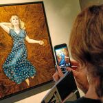 La muestra reúne setenta obras de artistas de todo el mundo, una manera de conocer la producción plástica más actual