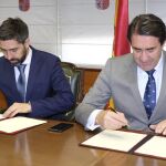 El consejero Juan Carlos Suárez-Quiñones y el presidente de Down Valladolid, Manuel Velázquez, suscriben el acuerdo
