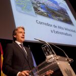 El ministro de fomento, Íñigo de la Serna (i), durante la presentación de su proyecto de conexión ferroviaria Castilla La Mancha-Extremadura