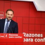 El ministro de Fomento José Luis Ábalos, durante la rueda de prensa ofrecida tras la reunión de la Ejecutiva Federal del PSOE