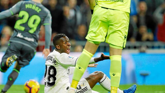 Vinicius se queja del penalti de Rulli, que el colegiado Munuera Montero no señaló y el VAR tampoco le hizo corregirlo