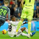 Vinicius se queja del penalti de Rulli, que el colegiado Munuera Montero no señaló y el VAR tampoco le hizo corregirlo
