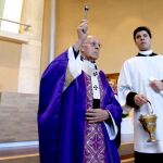 El arzobispo cardenal de Valladolid, Ricardo Blázquez, dedica el nuevo templo de La Flecha