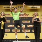 El colombiano Rigoberto Uran celebra en el podio su triunfo en la etapa reina del Tour.