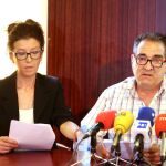 Rosana y Pedro, tíos de la menor, atienden a los medios de comunicación