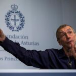 El biólogo sueco Svante Pääbo, durante la conferencia de prensa que ofreció hoy en Oviedo / Foto: Alberto R. Roldán