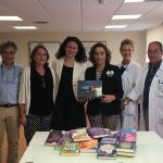 La directora de la Fundación José Manuel Lara y directora gerente del Hospital Universitario Virgen del Rocío presidieron el acto de entrega del material de lectura (Foto: La Razón)