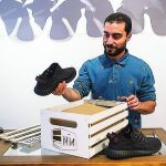 Francisco Pérez, uno de los responsables de Nigra Mercato, la tienda que sortea las zapatillas.