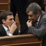 El presidente de Ciudadanos, Albert Rivera (i), conversa con el diputado por Valencia de Ciudadanos, Tony Cantó (d)