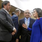 La vicepresidenta Sáenz de Santamaría conversa con el vicepresidente económico de la Generalitat, Oriol Junqueras, en presencia del ministro Montoro