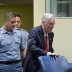 El exlider militar serbobosnio Ratko Mladic entra en la sala del Tribunal Penal Internacional en La Haya durante su juicio