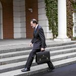 El presidente del Gobierno, Mariano Rajoy, entra en el Palacio de La Moncloa para presidir el primer Consejo de Ministros del nuevo Gobierno