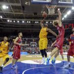 El pívot estadounidense del FC Barcelona Lassa Joey Dorsey (c) entra a canasta ante el holandés Henk Norel (2-d), del Tecnycontras Zaragoza
