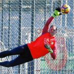 Ter Stegen detiene un balón en el entrenamiento del Barcelona, ayer en la Ciudad Deportiva Joan Gamper