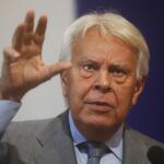 Felipe González durante la conferencia titulada "Crisis de la Gobernanza de la Democracia Representativa", en Santiago (Chile)