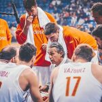 Scariolo da instrucciones en uno de los tiempos muertos del partido ante Montenegro