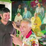 Malcolm Otero Barral y Giorgio Serafini, el pasado viernes, con el cuadro literario como fondo.