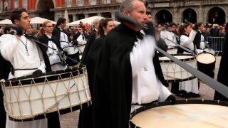 Tradicional tamborrada de domingo de Resurrecci&oacute;n en la Plaza Mayor de Madrid