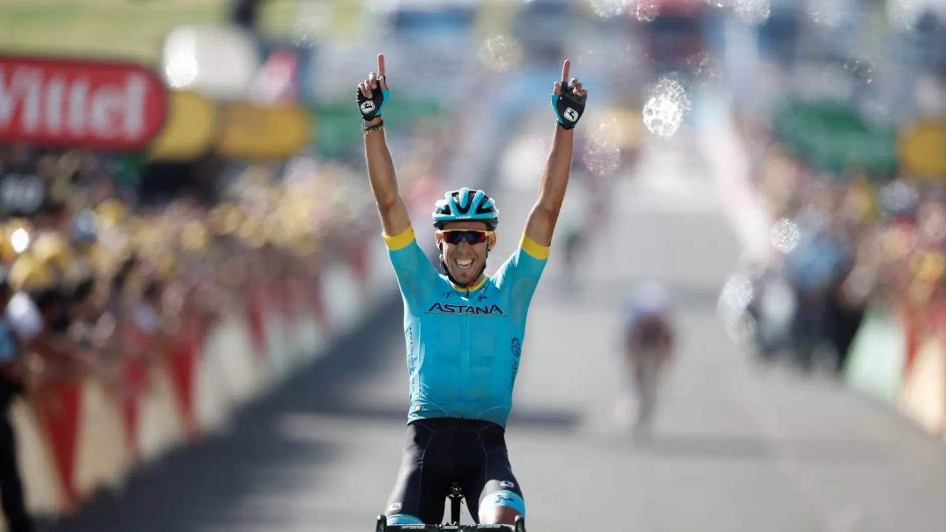 Omar Fraile levanta los brazos como vencedor en Mende