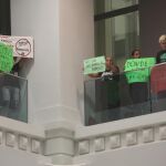 Protesta durante el pleno en el Ayuntamineto