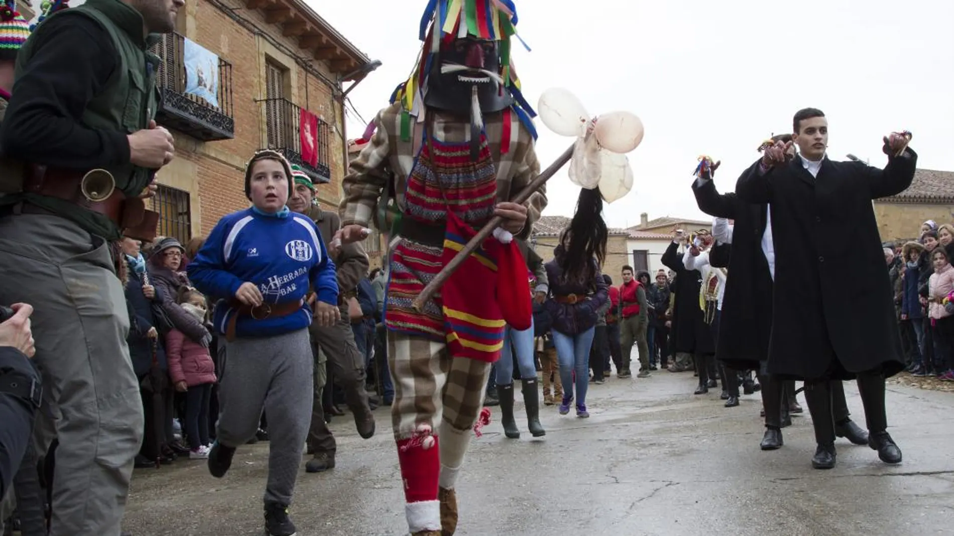 El Zangarrón por las calles zamoranas de Sanzoles