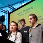 Greta Thunberg durante la conferencia en Bruselas rodeada de jóvenes activistas