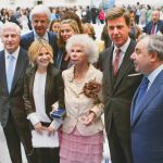 Los hermanos Alba, de izda. a dcha., Carlos, Eugenia, Jacobo (detrás) y su esposa, Inka Martí, Cayetano y Alfonso, junto a su madre en el Palacio Cibeles (2010)