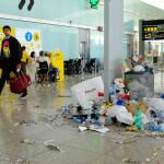 Restos de basura en la T1 del Aeropuerto de Barcelona por la huelga convocada esta semana por los trabajadores de Valoriza, del Grupo Sacyr.