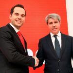 El expresidente de la Comunidad de Madrid Angel Garrido, acompañado por el candidato de Ciudadanos (Cs) a la Comunidad de Madrid, Ignacio Aguado