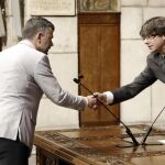 El presidente de la Generalitat, Carles Puigdemont, saluda al nuevo conseller de Empresa y Conocimiento, Santi Vila (i), tras su toma de posesión esta mañana en el Palau de la Generalitat