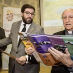Moneñor García Burillo observa una guía junto a Sánchez Cabrera