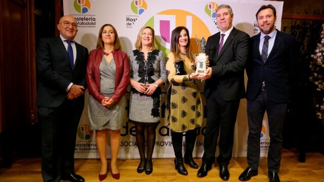 El presidente de Renault España, José Vicente de los Mozos, recibe el XXII Premio Conde Ansúrez de la Asociación Provincial de Empresarios de Hostelería de Valladolid. Junto a él, de izquierda a derecha, el presidente de la Diputación de Valladolid, Jesús Julio Carnero; la delegada del Gobierno, Virginia Barcones; la consejera de Economía, Pilar del Olmo; la presidenta de la Asociación, María José Hernández, y el alcalde de Valladolid, Óscar Puente