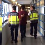 Imagen de dos agentes custodiando al detenido
