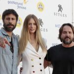 El director Federico Cueva, posa junto a los actores Arantxa Martí y Hugo Silva, durante la presentación de la producción hispanoargentina "Solo se vive una vez", en el Festival de Cine de Sitges.
